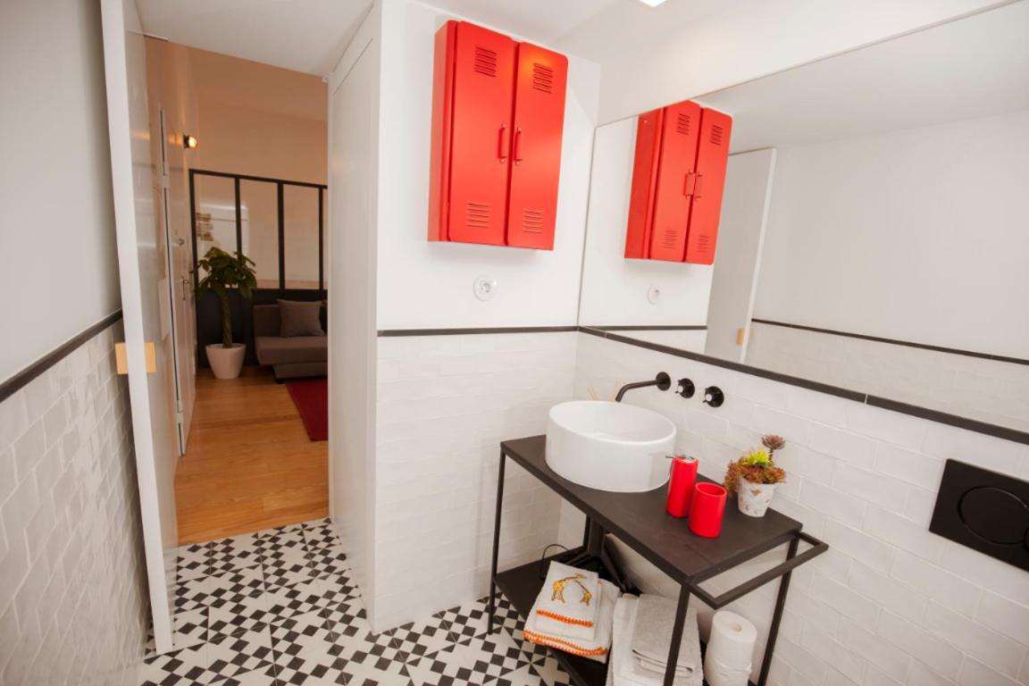 Get Lights And Books In A Flat Apartment Порто Екстериор снимка