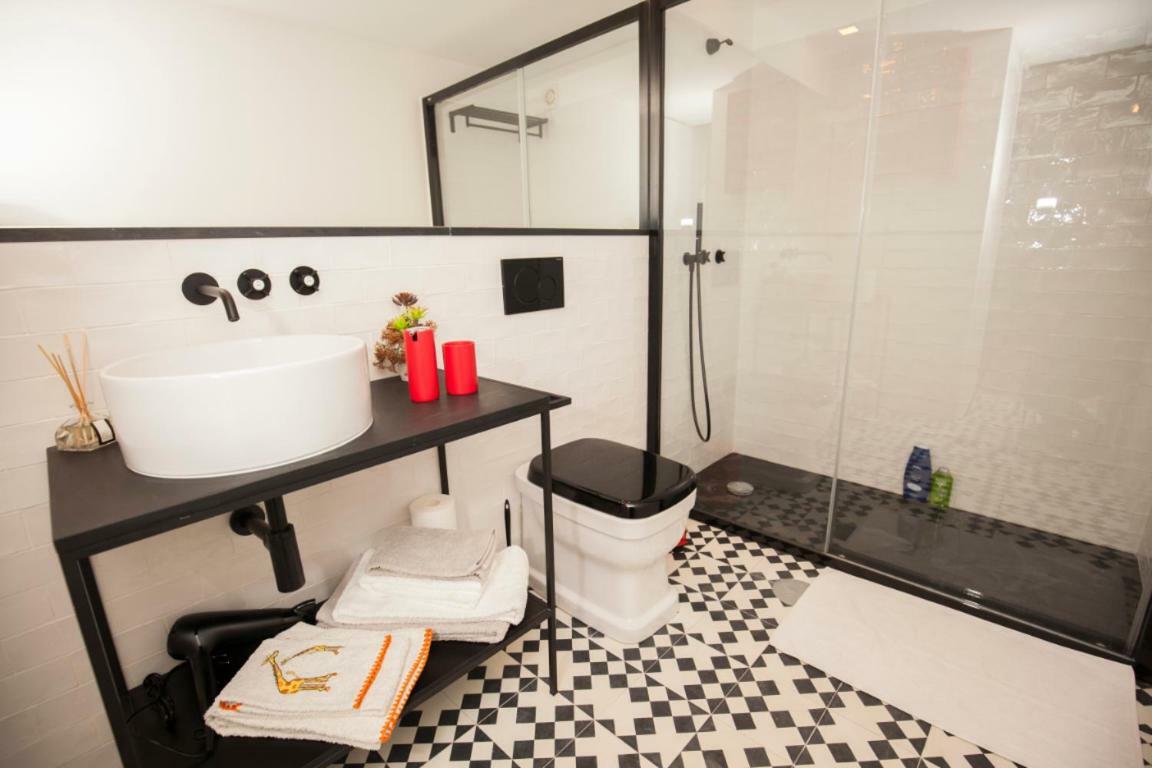 Get Lights And Books In A Flat Apartment Порто Екстериор снимка
